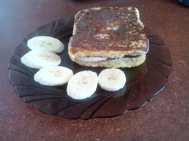 Сэндвич с шоколадной пастой и бананом
