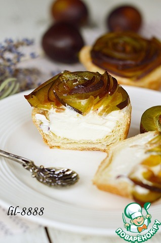 Тарталетки из слоеного теста со сливой