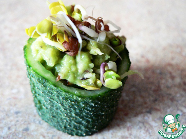 Крем из авокадо с проростками редиса