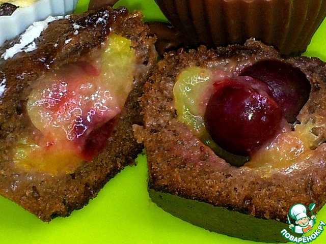 Пирожное со сливой и вишней