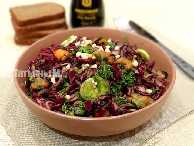 Salad of marinated cabbage and mussels