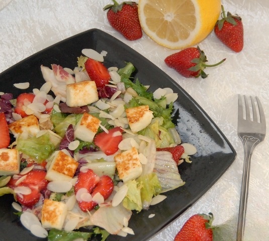 Salad with strawberries, fried cheese and almonds