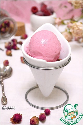 Yoghurt ice cream with raspberries and rose water