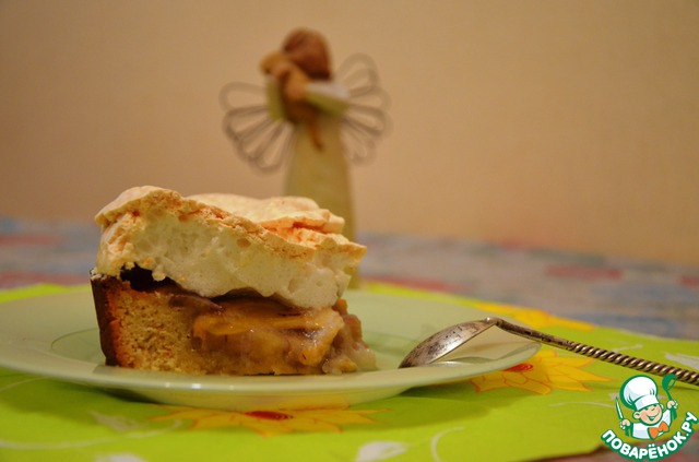 Fruit cake with meringue