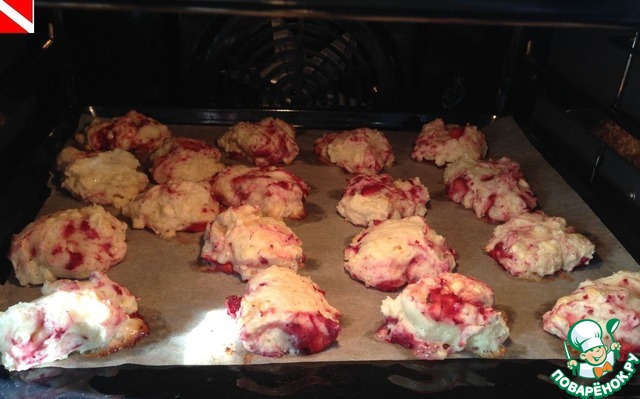 Strawberry cookies with white chocolate