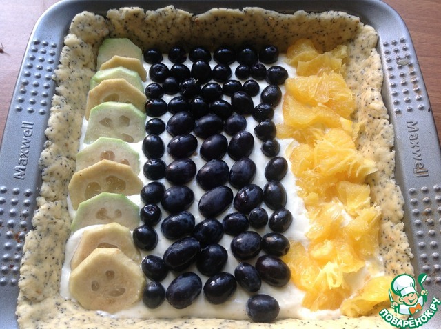 Cottage cheese-poppy seed tart with fruit 