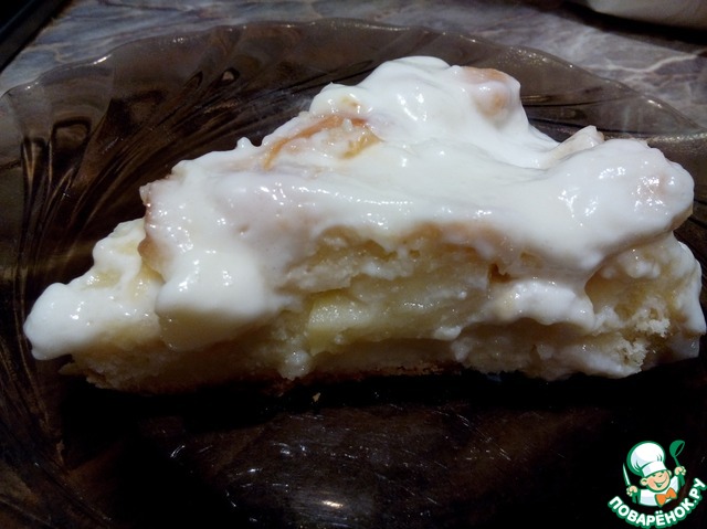 Pie with apples and sour cream sauce