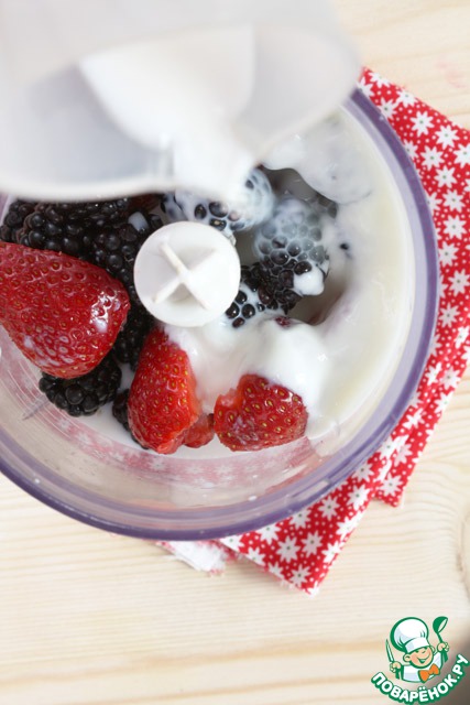 Berry smoothie with yogurt and maple syrup