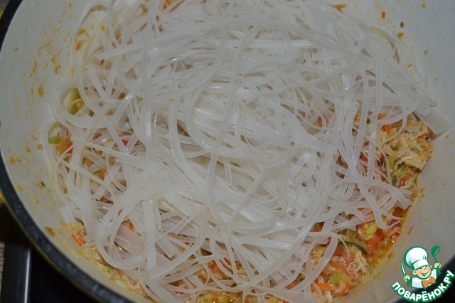 Rice noodles with chicken and vegetables