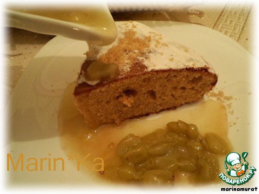Ginger-cinnamon cake with grape sauce
