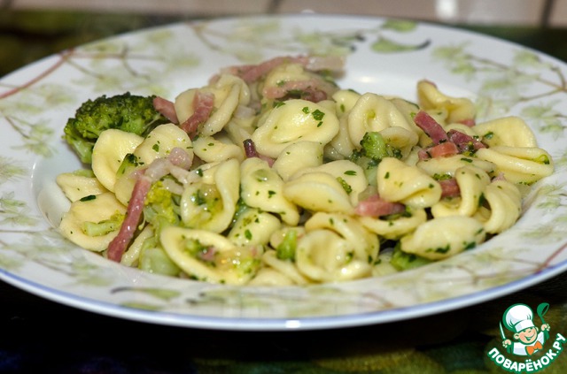 Pasta with broccoli and bacon