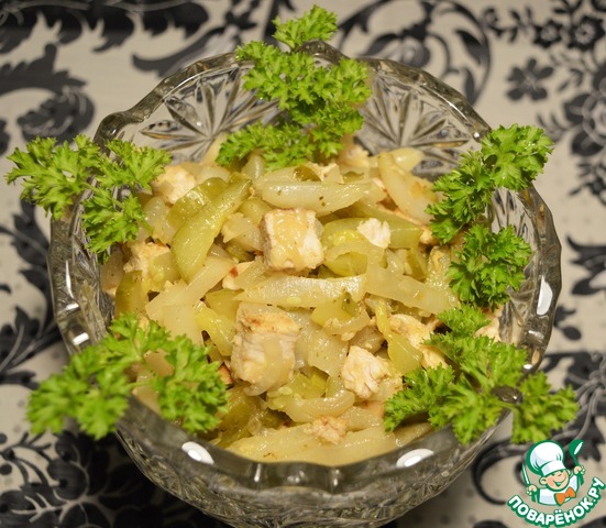 Warm salad with artichoke and chicken