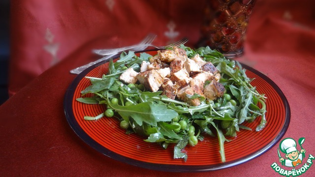 Green salad with chicken fillet