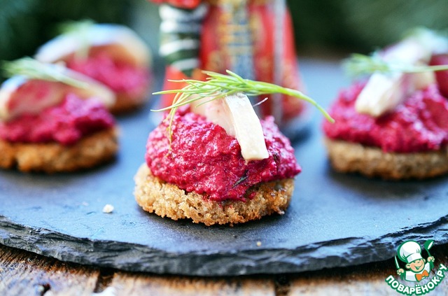 Croutons with beetroot mousse and herring