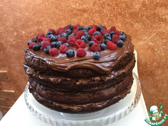 Chocolate cake with raspberries and blueberries