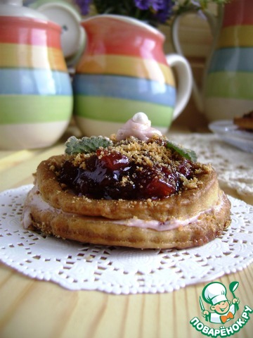 Песочное пирожное с клубнично-ревеневым вареньем