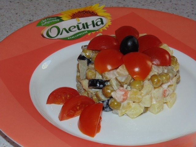 Vegetable salad with crayfish tails