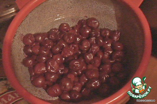 Viennese cake with cherries
