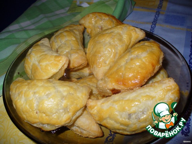 Слоеные пирожки с мясом