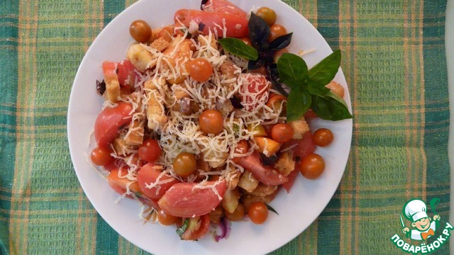 Салат летний с сухариками и помидорами