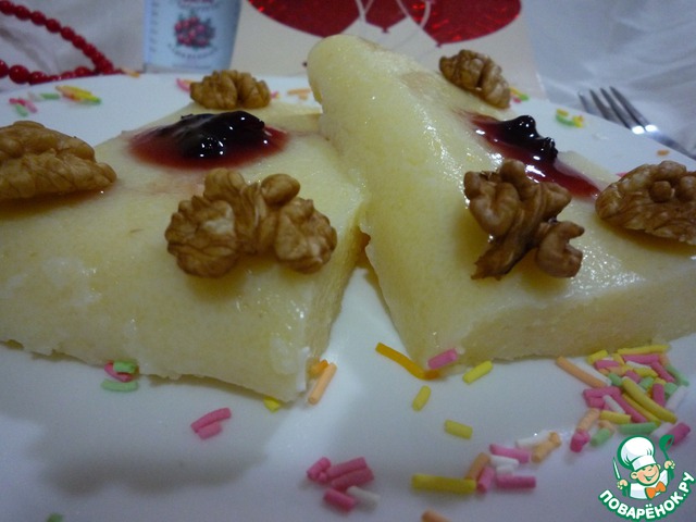 A dessert of semolina with cranberry sauce