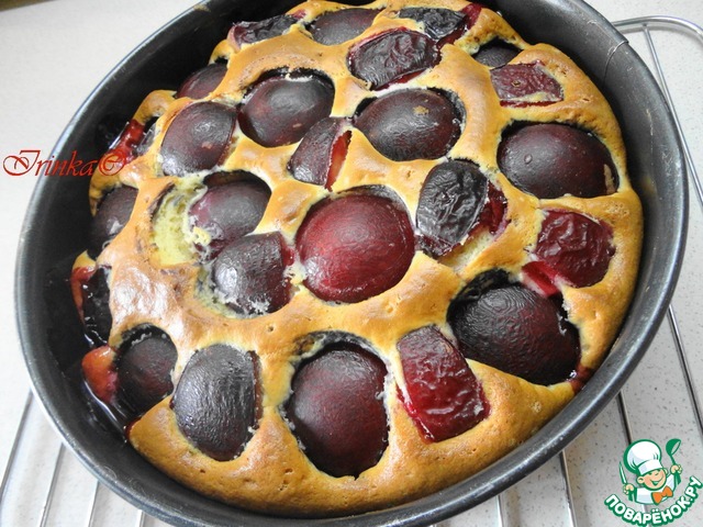 Sour cream cake with plums