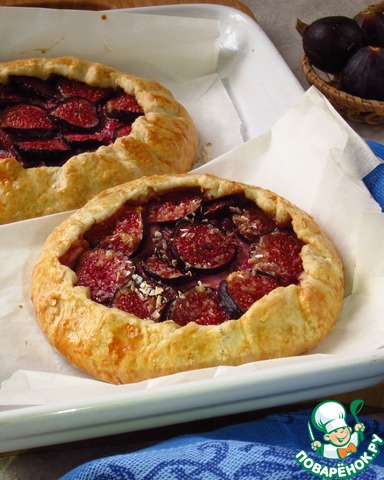 Biscuits with cheese and figs