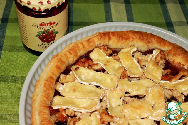 Pie with chicken, cheese and cranberries