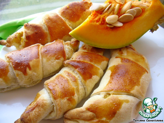 Flaky croissants with pumpkin