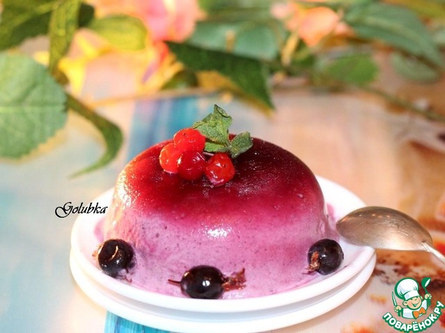 Cold souffle with black currants