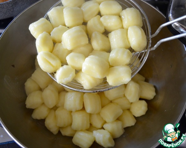 Potato gnocchi with asparagus and shrimp