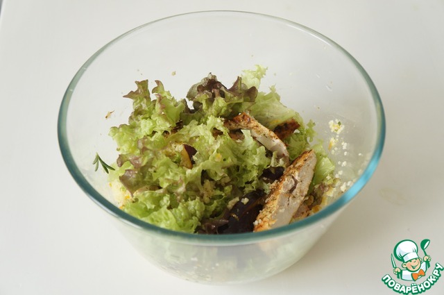 Warm salad with chicken and plums