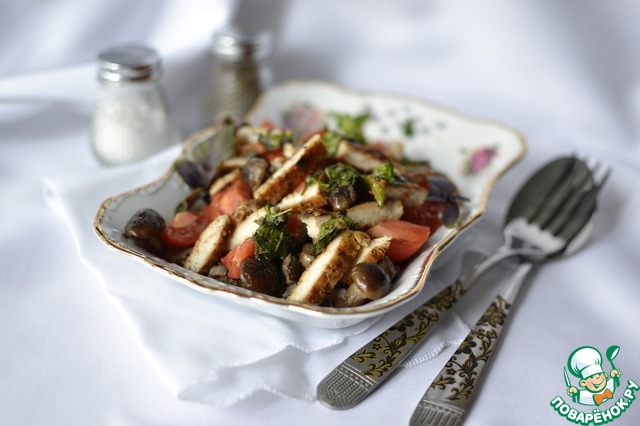 Salad with mushrooms and fragrant chicken