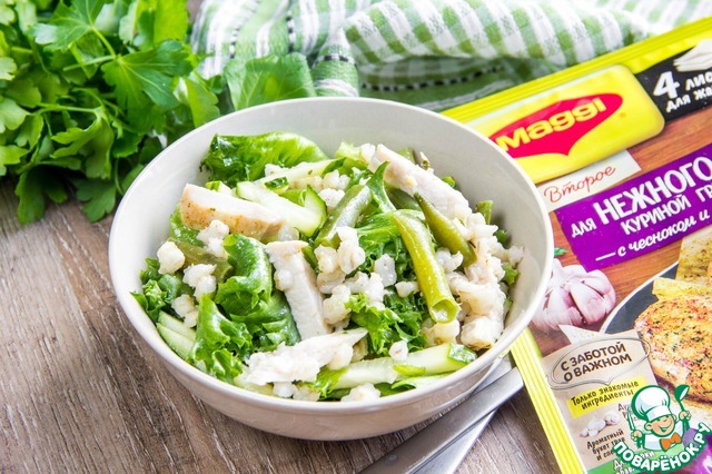 Salad with barley and chicken