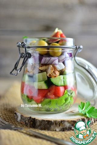 Salad in a jar with chicken and figs