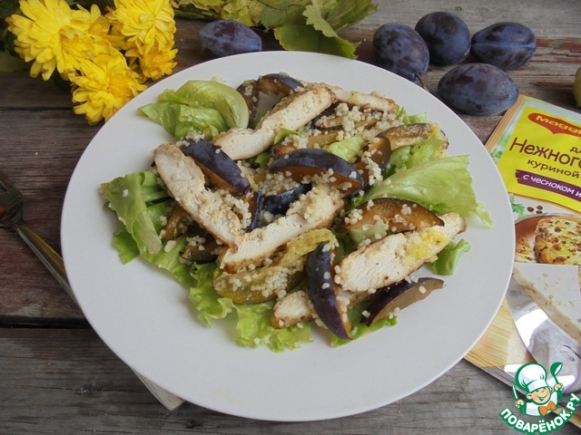 Salad with chicken, plums and couscous