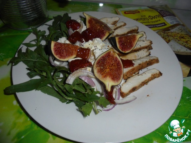 Salad with chicken and figs