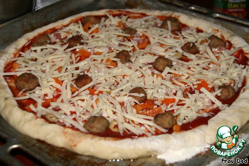 Pizza with meat balls