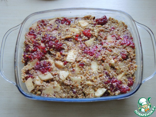 Oat pudding with raspberries and apples