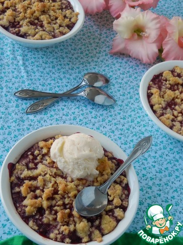 Crumble of raspberry and strawberry