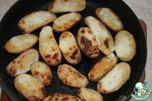 Potatoes baked with sour cream in the oven