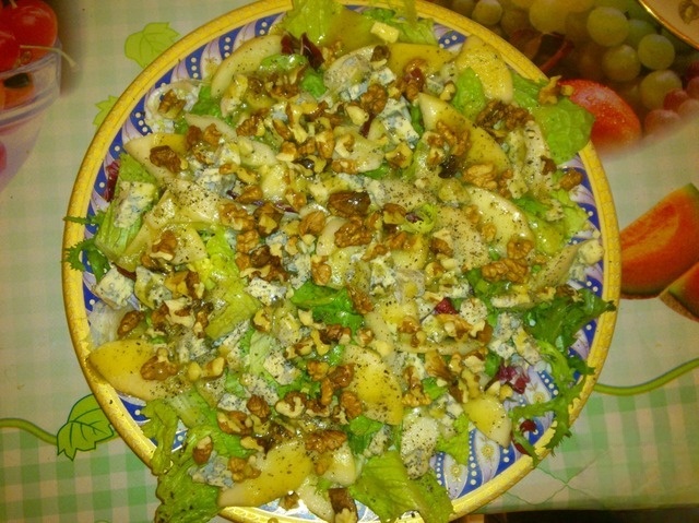 Salad with blue cheese and pear