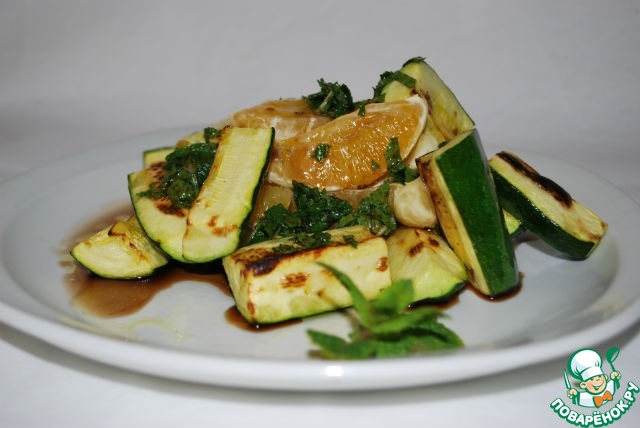 Salad with zucchini and orange