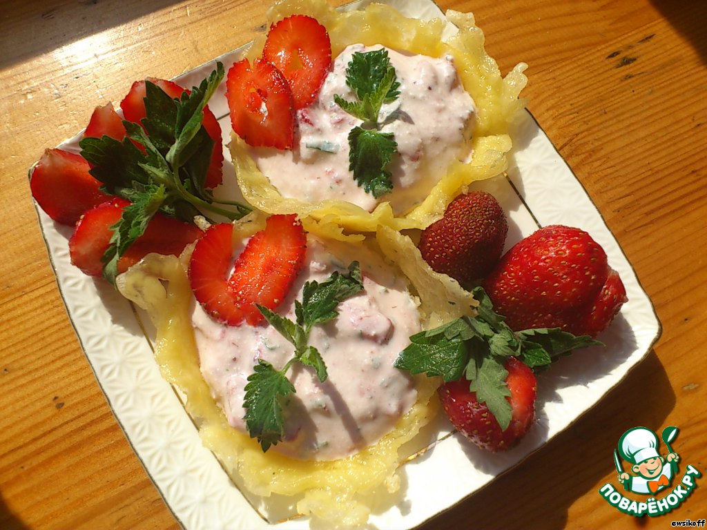 Cheese tarts with strawberries