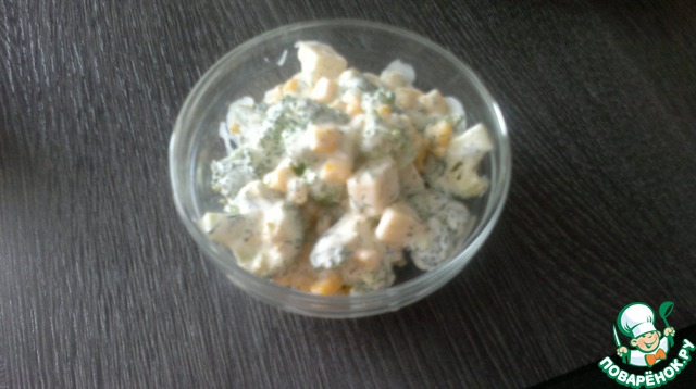 Salad with raw broccoli