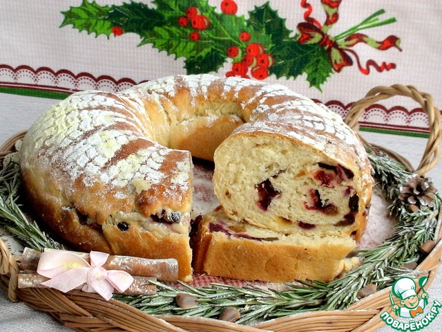 Round loaf with plum and raisins