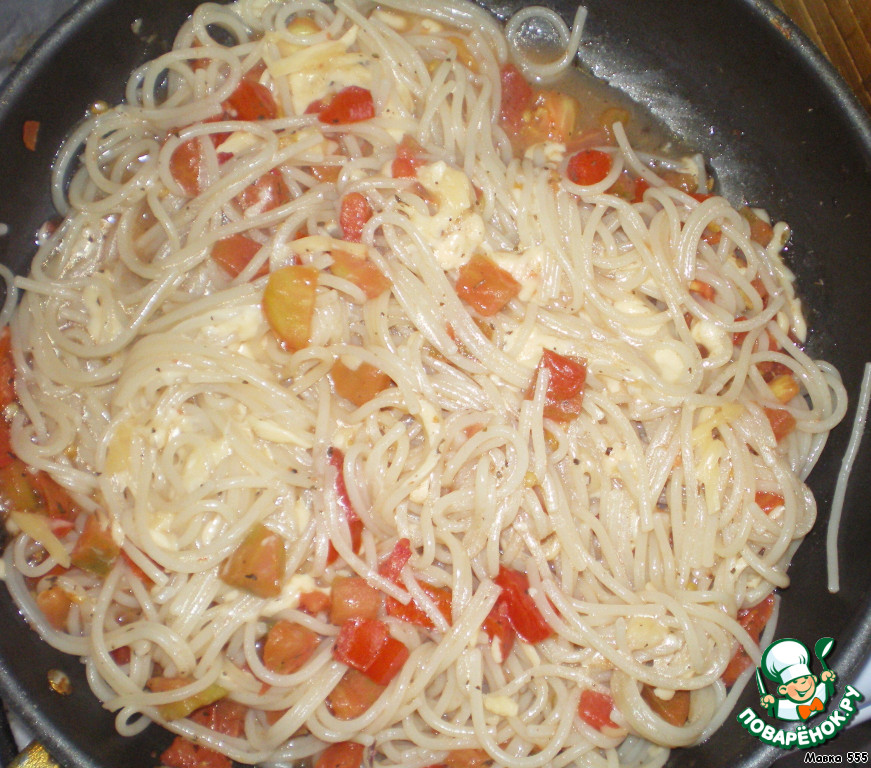 Spaghetti with cheese, tomato and Basil