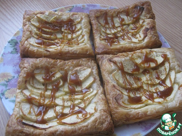 Super-fast puff with apples and caramel