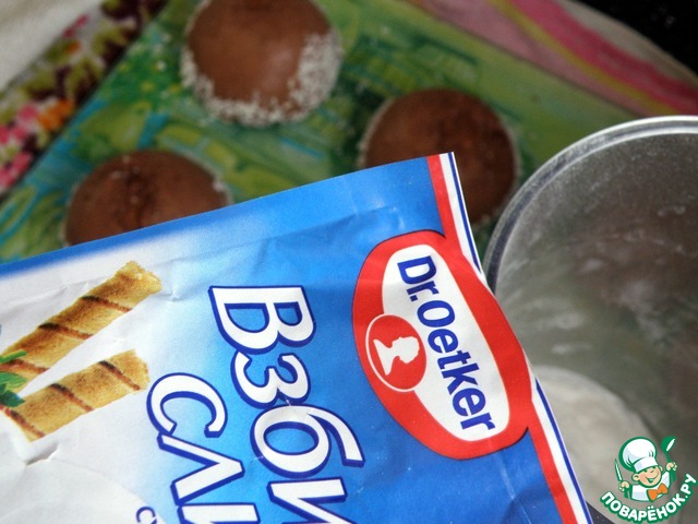 Ванильное пирожное в шоколадном муссе