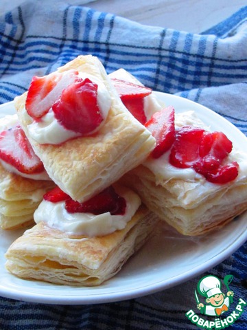 Puff with strawberries and cream